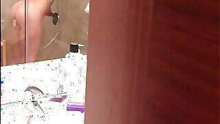 Pervert films comme ‡a girl during orgasm in hotel shower